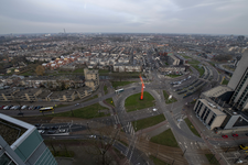 838441 Overzicht van het Westplein te Utrecht vanaf het gebouw van De Volksbank (Croeselaan 1) naar het noorden. Links ...